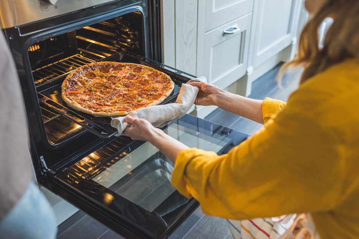 Nici 10 zile, nici 2 săptămâni: cât timp poate rezista o porție de pizza în congelator