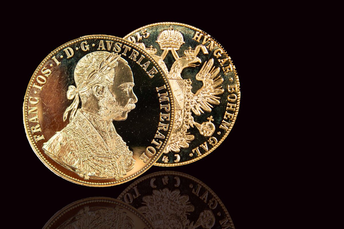 În timpul unei plimbări prin munți, găsesc o cutie metalică și descoperă un tezaur din 1808 în valoare de peste 300.000 de euro