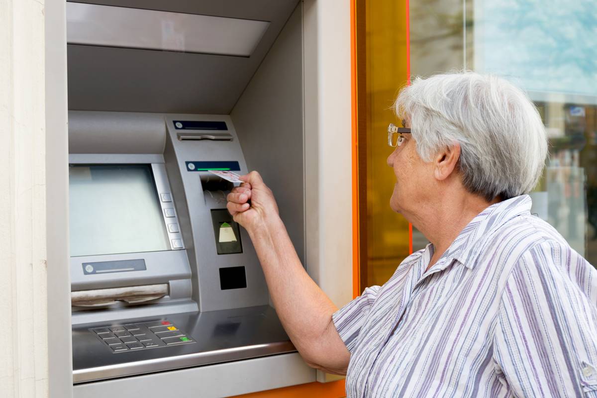 Persoanele în vârstă și pensionarii critică noua reglementare privind bancomatele: „Bancomatele mutate nu sunt soluția”
