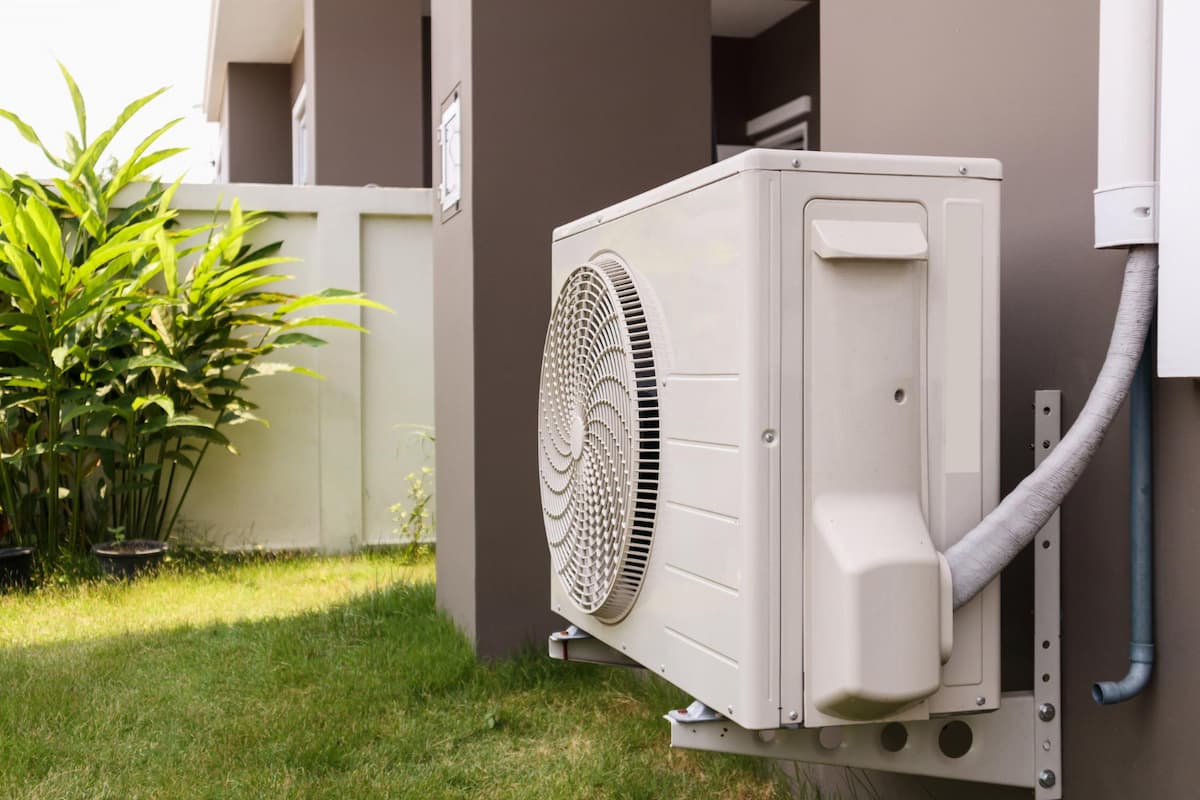 Alternativa la aerul condiționat fără unitate exterioară și fără tuburi: astfel sunt modelele monobloc