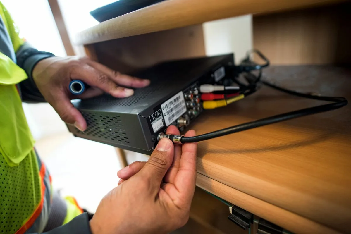 Dacă aveți un cablu TV care ajunge în camere, aveți o comoară: astfel îl puteți transforma într-o rețea Ethernet de mare viteză
